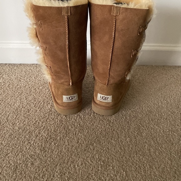 “Ugg” Bailey triple button boot in chestnut;size 5 - Picture 12 of 16